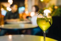 Vue rapprochée du verre dans un bar confortable — Photo de stock