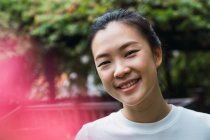 Портрет усміхненої молодої привабливої азіатки — стокове фото