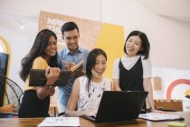 Junge asiatische Menschen, die im kreativen modernen Büro arbeiten — Stockfoto