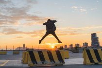 Junger asiatischer Millennial genießt den Sonnenuntergang — Stockfoto