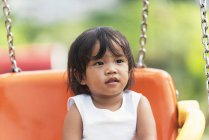 Carino poco asiatico ragazza a parco giochi — Foto stock
