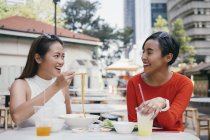 Jovem asiático feminino amigos no comida tribunal — Fotografia de Stock