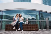 Giovani belle donne asiatiche insieme nella città urbana — Foto stock