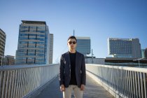 Giovane asiatico uomo posa su città strada — Foto stock