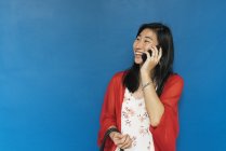 Азіатський жінка з довгим волоссям жінка говорити по телефону — стокове фото