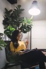Молодая азиатка читает журнал в креативном современном офисе — стоковое фото
