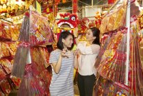 Junge asiatische Freundinnen einkaufen — Stockfoto