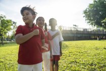 Gruppo di asiatico bambini prendere il singapore impegno — Foto stock