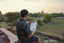 Giovane uomo che si rilassa intorno all'antico tempio di Pyathadar, Bagan, Myanmar — Foto stock