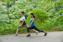 Due donne che si scaldano nei Giardini Botanici di Singapore — Foto stock