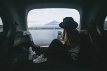 Joven mujer hipster tomando una foto del Monte Fuji - foto de stock