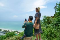 RELEASES Junges Paar fotografiert die Landschaft von Koh Chang in Thailand — Stockfoto
