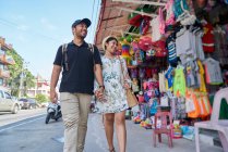 RELEASES Junges Paar shoppt in Koh Chang, Thailand — Stockfoto