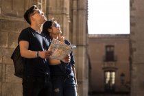 Chinese couple in Barcelona sightseeing with map, Spain — Stock Photo