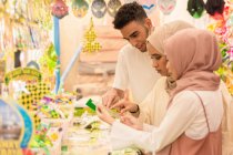 Друзья-мусульмане делают покупки для Хари Райи — стоковое фото