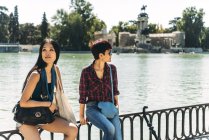 Jóvenes mujeres guapas en Madrid parque - foto de stock