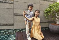 Feliz asiático irmão e irmã passando tempo juntos e tomando selfie — Fotografia de Stock