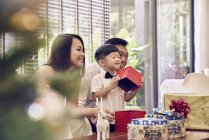 Felice famiglia asiatica che celebra il Natale insieme — Foto stock