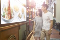 Jovem asiático casal compras no café — Fotografia de Stock