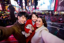 Bonne famille passer un bon moment sur Times Square à New York. — Photo de stock