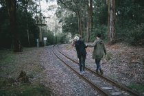 Jovem casal explorando a ferrovia — Fotografia de Stock