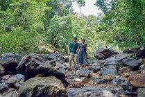 Молодая пара изучает водопады Клонг Плу в Ко Чанг, Таиланд — стоковое фото