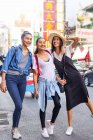 Tre belle ragazze asiatiche camminano e si divertono a Chinatown, Bangkok — Foto stock