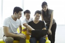 Молоді азіатські бізнес людей, що працюють з ноутбука на сучасні офісні — стокове фото