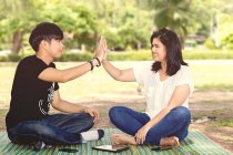 Adolescenti godendo la giornata fuori. — Foto stock