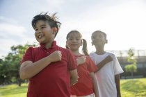 Groupe de asiatique les enfants prendre l 'singapore engagement — Photo de stock