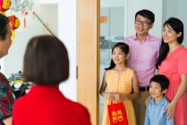 Счастливая азиатская семья приходит к бабушке и дедушке — стоковое фото