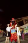 Joven asiático pareja tener divertido en chino nuevo año festival - foto de stock