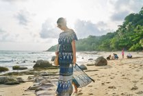 RELEASES Junge Frau spaziert am Strand von Koh Kood, Thailand — Stockfoto