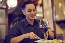 Молодой азиатский красивый мужчина в кафе с вином — стоковое фото