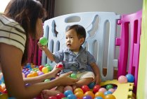 Материнская связь с ребенком в игровой комнате — стоковое фото