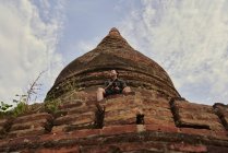 Junger Mann, der durch den antiken Pyathadartempel reist, bagan, myanmar — Stockfoto