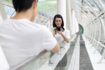 Jeune attrayant asiatique couple ensemble prendre photo sur caméra — Photo de stock