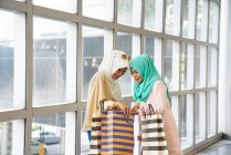 Mujeres guapas en Hijabs de compras en Raffles Place, Singapur - foto de stock