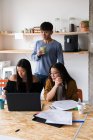 Chinesen arbeiten im Büro zusammen — Stockfoto
