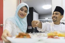 Feliz asiático pareja celebrando hari raya en casa - foto de stock