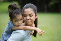 Lindo asiático madre y hija pasando tiempo juntos en parque - foto de stock