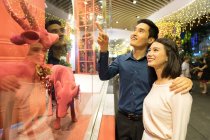 Jovem atraente asiático casal juntos compras no shopping no natal — Fotografia de Stock