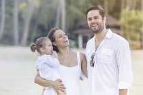 Felice giovane famiglia trascorrere del tempo insieme sulla spiaggia — Foto stock