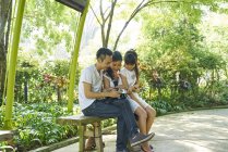 Familia tomando un descanso mientras explora Gardens by the Bay, Singapur - foto de stock