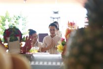 Felice famiglia asiatica trascorrere del tempo insieme nel tradizionale santuario di Singapore — Foto stock