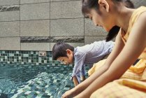 Due carino fratello e sorella insieme vicino piscina — Foto stock