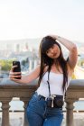Asiático bela mulher tomando selfie na rua — Fotografia de Stock