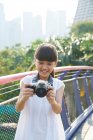 Menina se divertindo com uma câmera no Gardens by the Bay, Cingapura — Fotografia de Stock