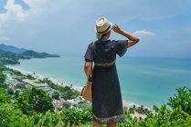 Visão traseira de uma jovem mulher contra uma vista aérea de Koh Chang, Tailândia — Fotografia de Stock