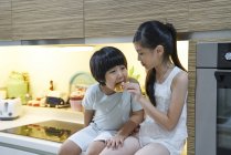 Щаслива молода азіатська сім'я разом їсть на кухні — стокове фото